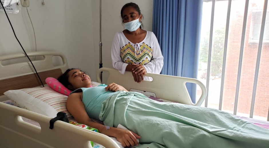 La joven paciente permanece al cuidado de su familiar en el hospital Julio Méndez Barreneche.
