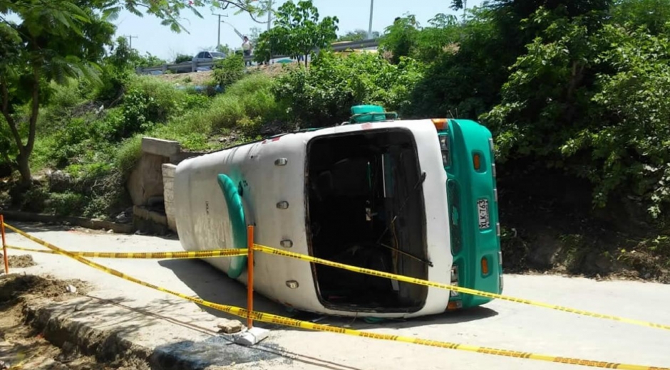 Bus se volcó en el sector de Las Terrazas de Barranquilla