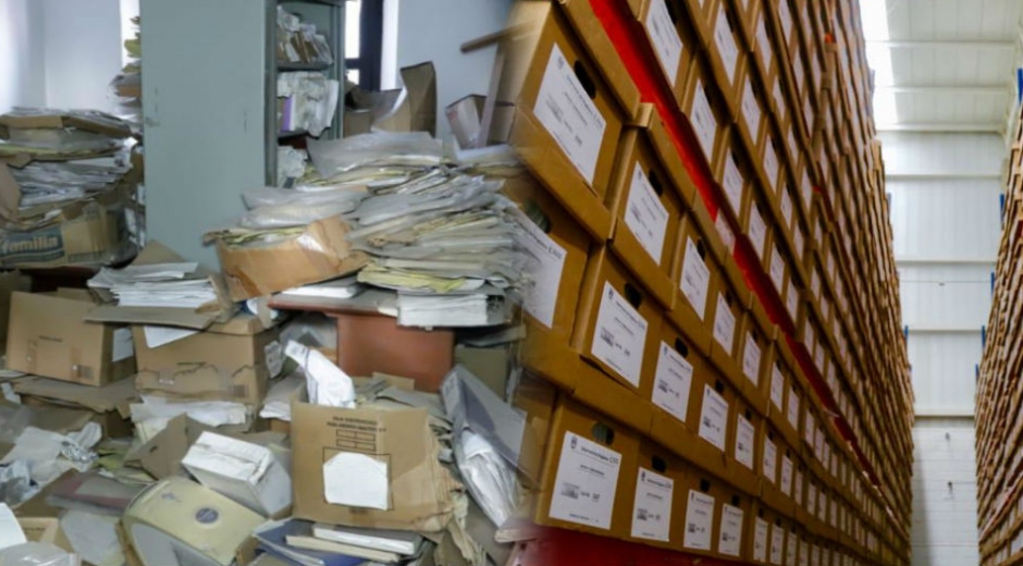 Seguimiento.co A la izquierda, el cuestionado archivo de la Alcaldía; a la derecha, el archivo de la Gobernación.