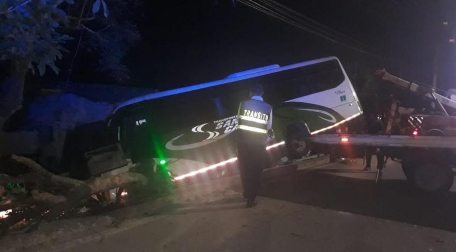 Un bus de servicio especial terminó estrellándose contra una vivienda del sector.