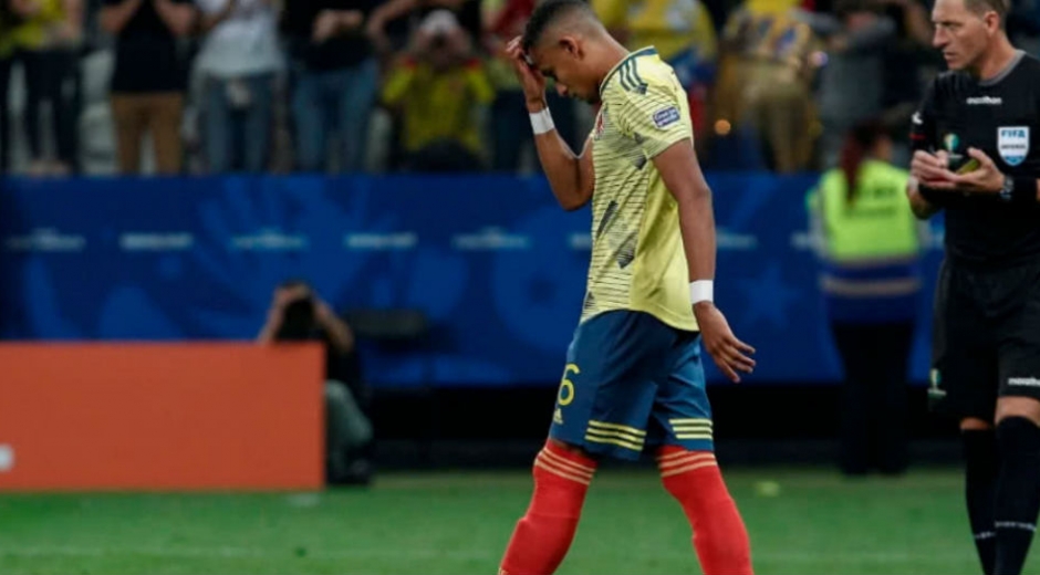 El lateral izquierdo erró su cubro ante Chile y Colombia quedó eliminada de la Copa.
