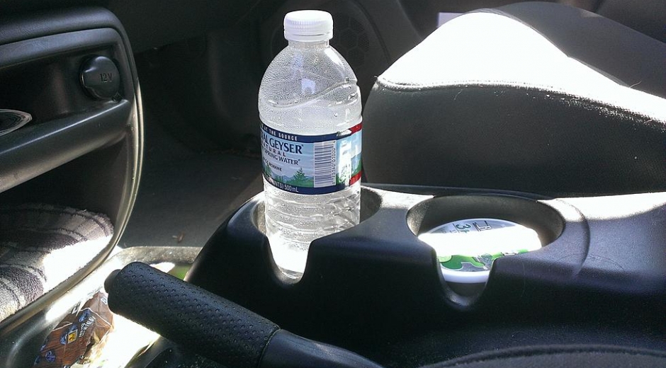 Botella de agua dentro de carro puede provocar un incendio