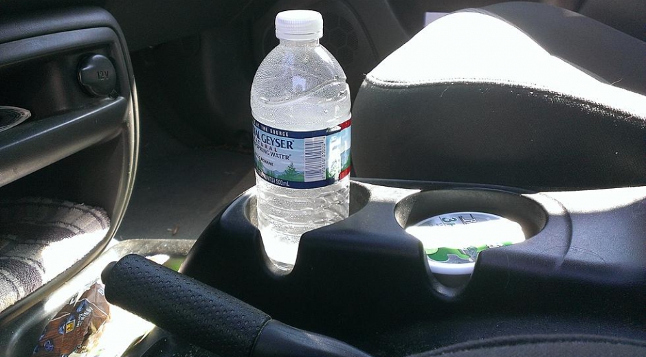 automexico.com Botella de agua dentro de carro puede provocar un incendio