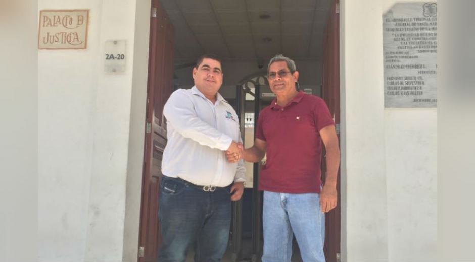 El abogado Luis Toribio Ceballos junto a Víctor Bermúdez, ciudadano que ganó histórico fallo en Santa Marta