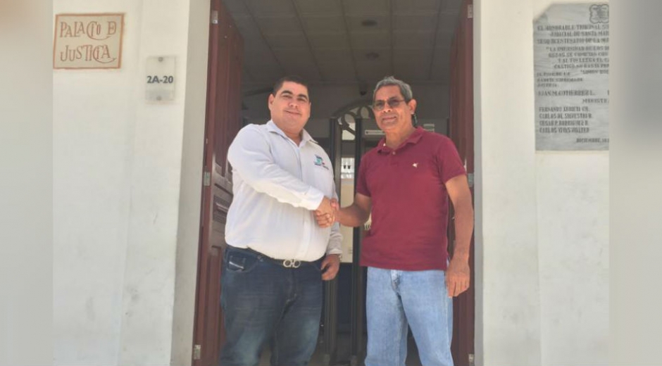 Cortesía El abogado Luis Toribio Ceballos junto a Víctor Bermúdez, ciudadano que ganó histórico fallo en Santa Marta