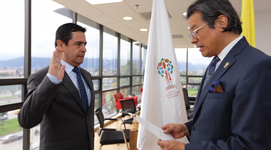 Gutiérrez es abogado del Colegio Mayor de Nuestra Señora del Rosario, tiene una especialización en derecho notarial y registral.