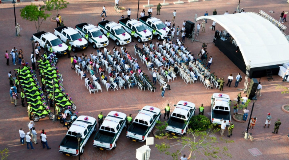 Gobernación del Magdalena En un evento liderado por la Gobernadora, la fuerza pública recibió camionetas, motos y dinero.
