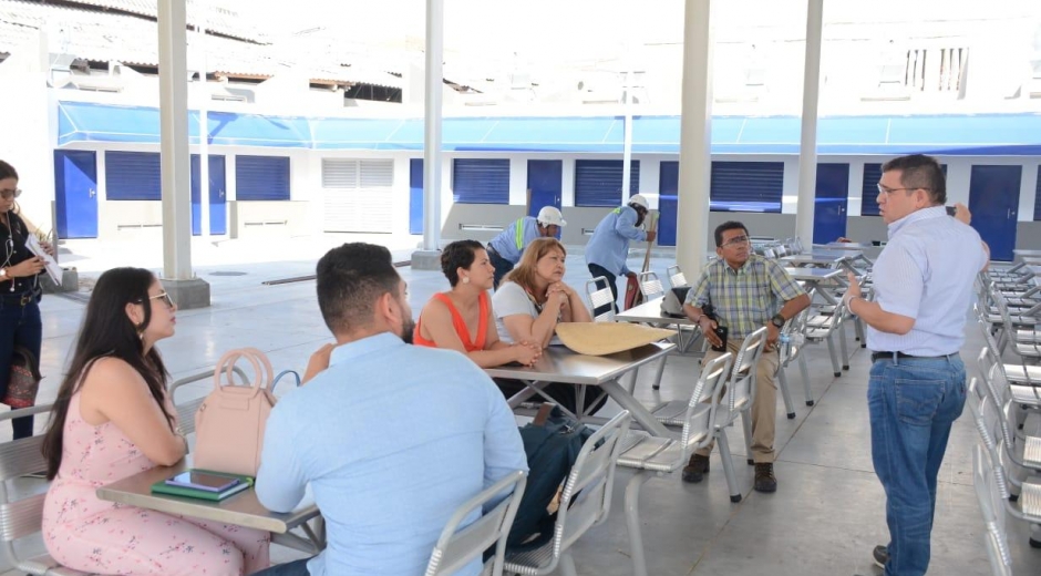 El alcalde Rafael Martínez visitó la plaza de pescados y mariscos con varios funcionarios.