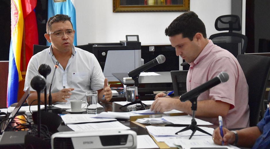 El alcalde de Santa Marta, Rafael Martínez, y el secretario de Desarrollo Económico, Camilo George, en un 'pase al tablero'. 