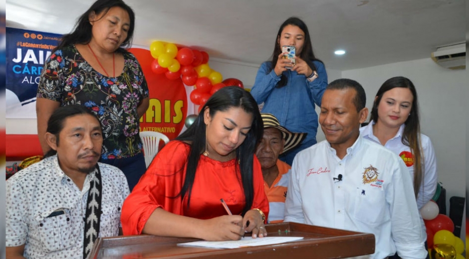 Firma del respaldo del movimiento Mais a la candidatura de Jaime Cárdenas.