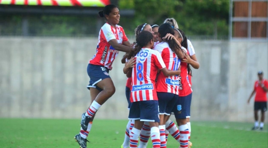 Las Tiburonas celebrando el gol de Yoreli Rincón.