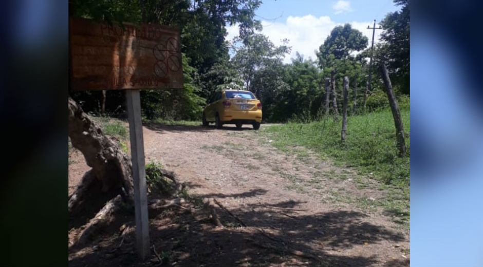 El taxi fue encontrado en la mañana este jueves en una zona enmontada. 
