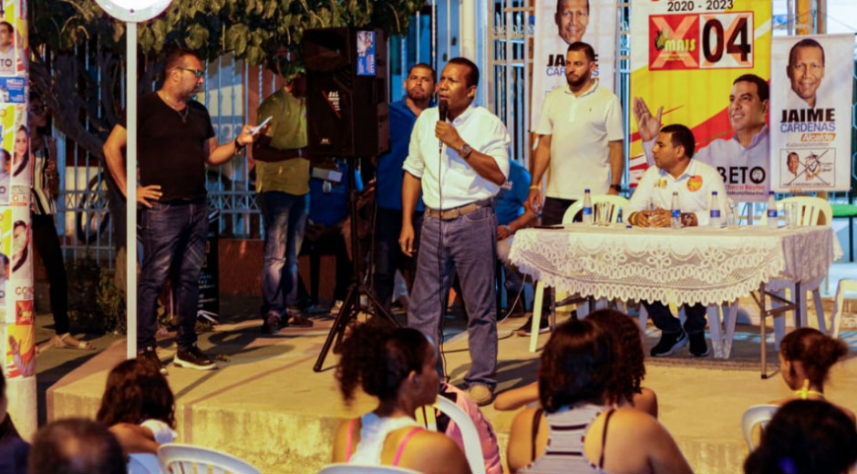 Jaime Cárdenas compartiendo con madres lideres.