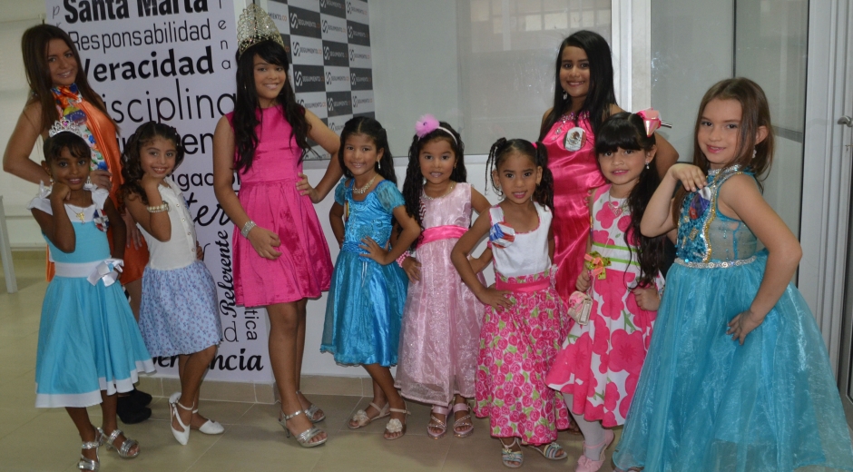 Participantes del concurso Miss Teen Internacional y la actual reina Infantil, Kaylen Rojas Morales.