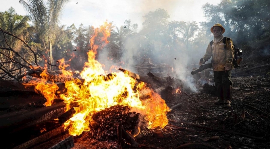 Bomberos sofocan incendio en la amazonía brasileña.