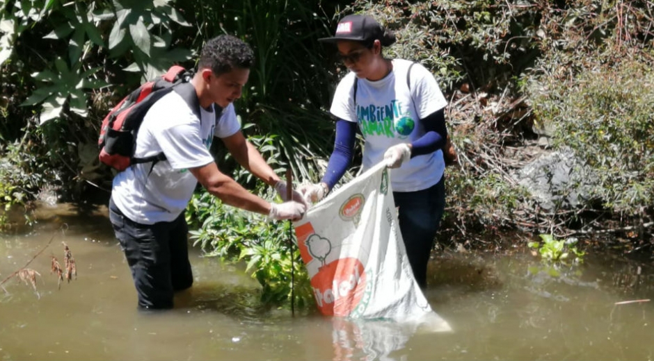 Voluntarios en recolección de residuos