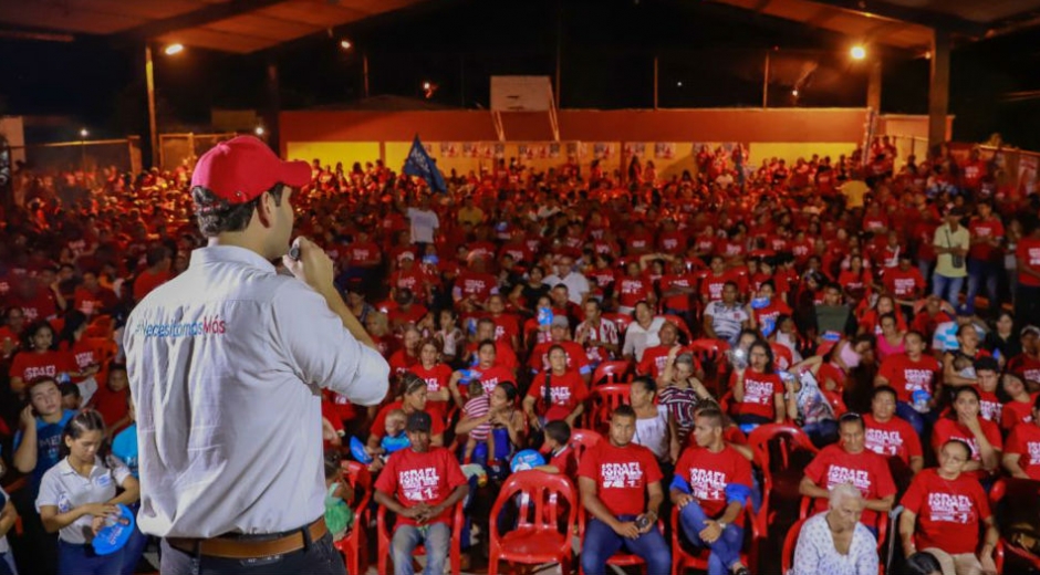 El Mello reunido con simpatizantes de su campaña.