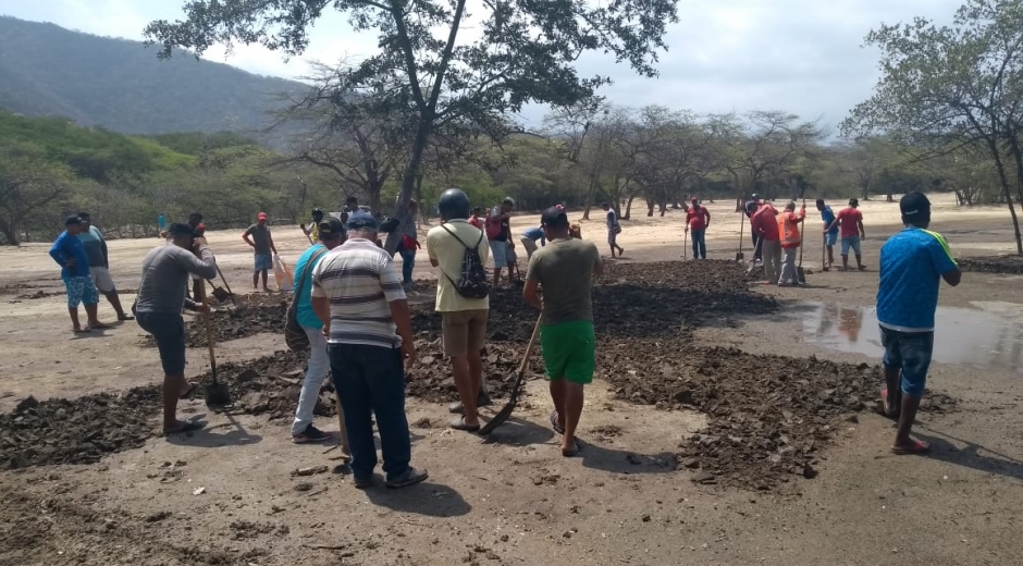 El equipo del Parque Nacional Natural Tayrona con el apoyo de los prestadores de servicios de las asociaciones realizan las actividades