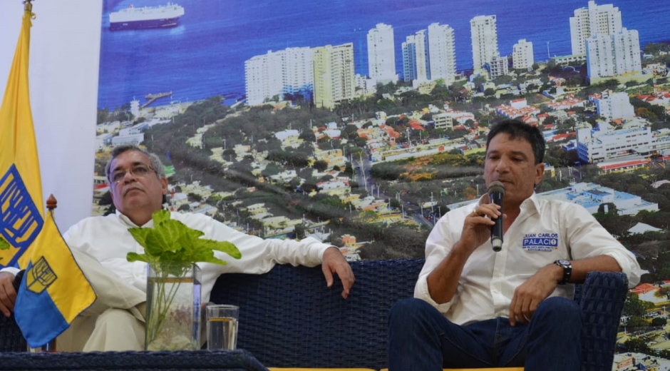 El candidato Juan Carlos Palacio y el periodista Ulilo Acevedo. 