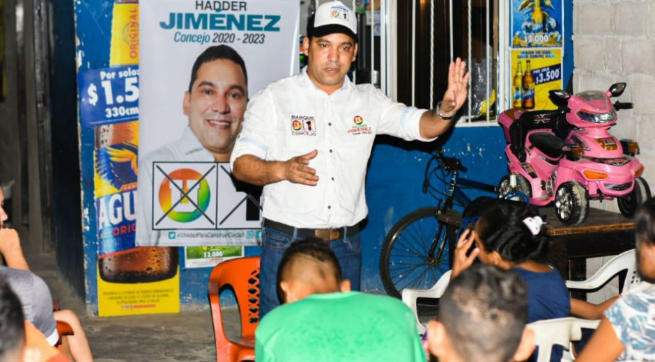 El candidato reunido con simpatizantes de su campaña.