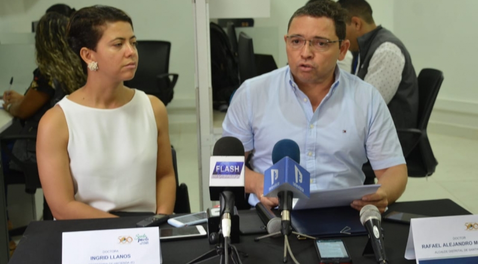 El alcalde de Santa Marta, Rafael Martínez, y la secretaria (e) de Hacienda, Ingrid Llanos. 