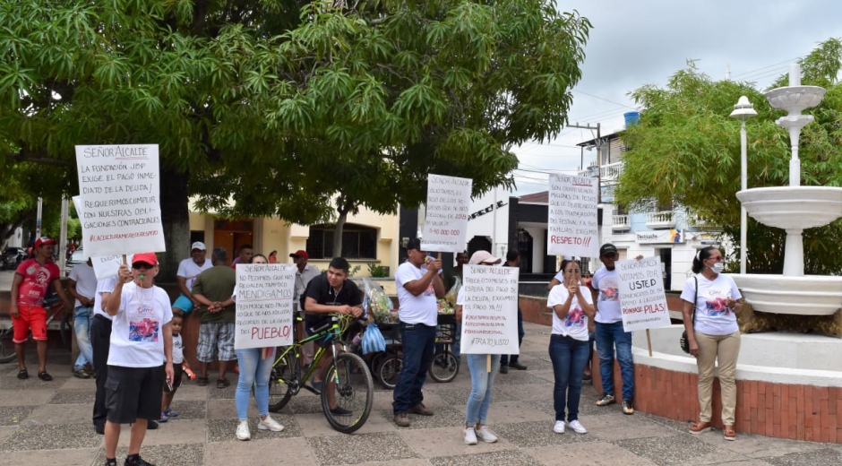 La Fundación José Barros Palomino junto con varias organizaciones, realizaron un plantón frente a la Alcaldía como protesta a la falta de pago de la administración municipal. 