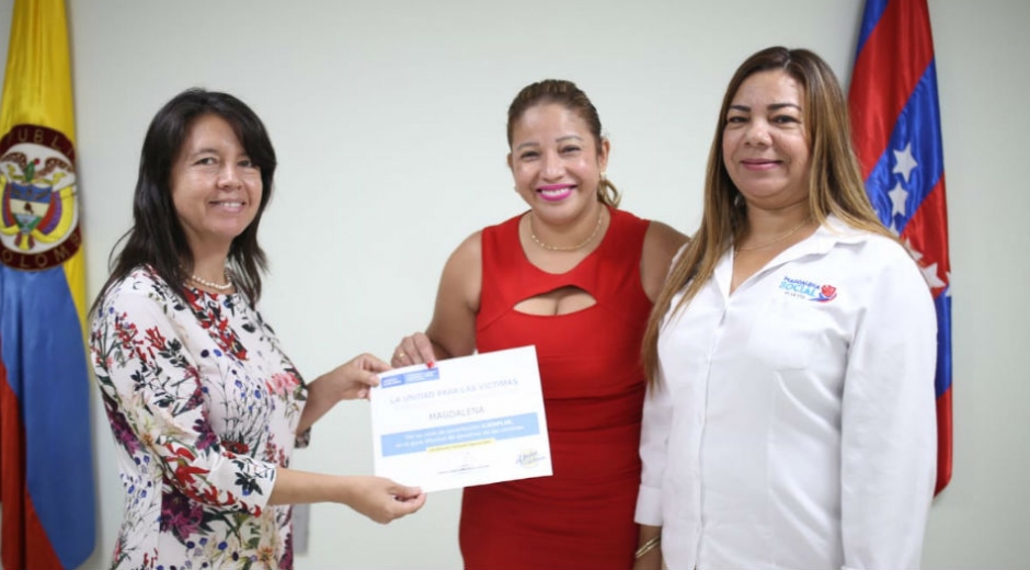 Cortesía Norma Vera recibiendo el reconocimiento entregado por la Unidad de Víctimas.