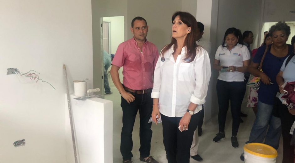 Rosa Cotes haciendo la supervisión del hospital en Ciénaga.