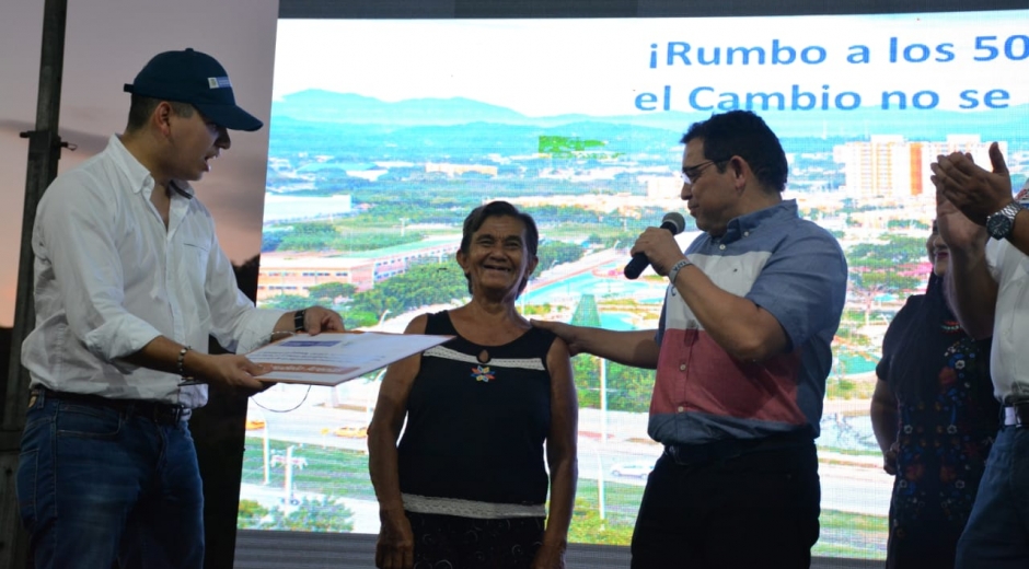 El ministro de Vivienda y el Alcalde entregaron los primeros subsidios de este programa en Santa Marta el viernes pasado.. 