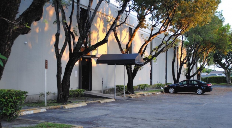 Funeraria donde se presumía iba a ser velado José José.