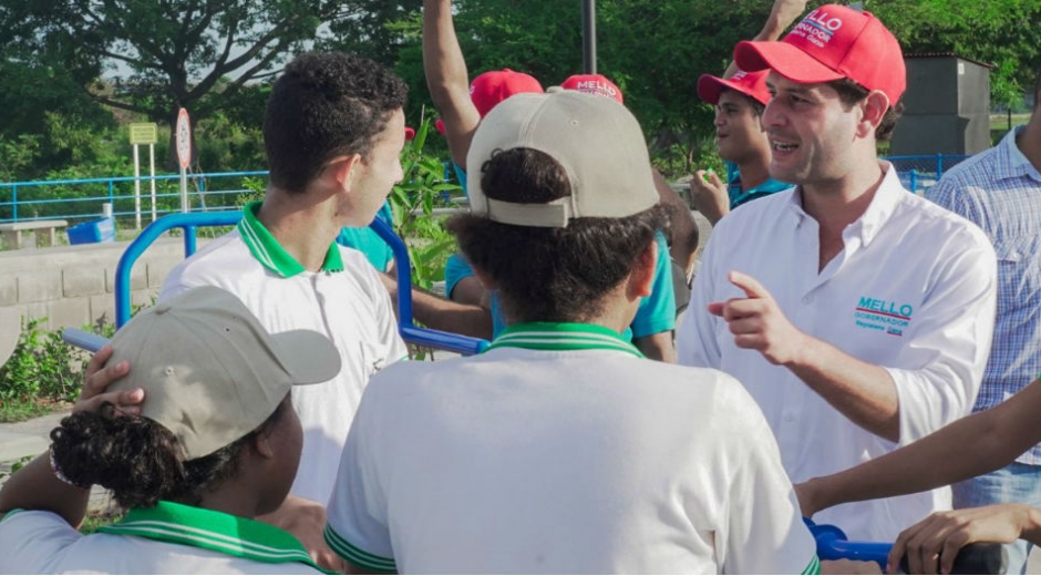 El Mello reunido con simpatizantes de su campaña.