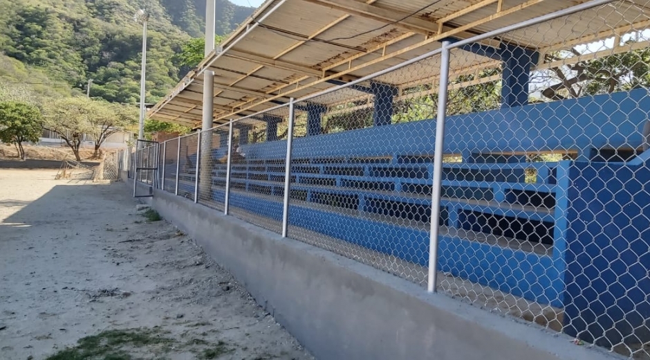 Cerramiento de la malla de la cancha de fútbol Juan Garcés.