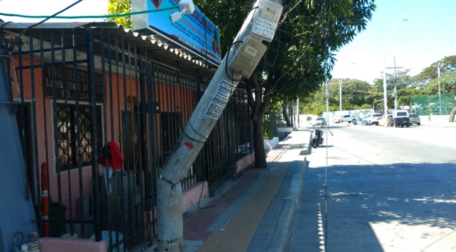 Poste afectado en la Avenida del Río con carrera quinta