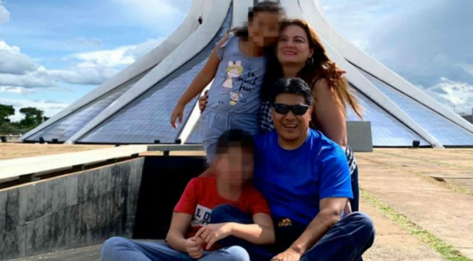 Humberto Pupiales junto a su esposa e hijos.