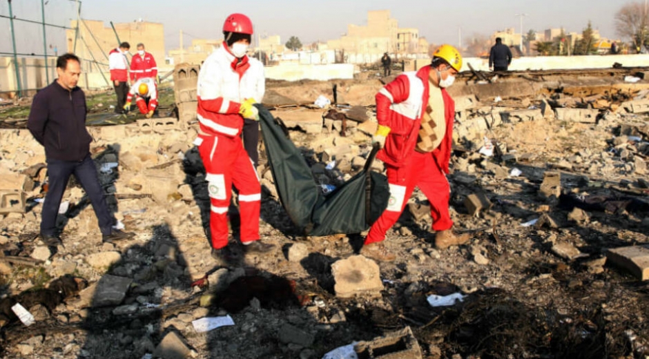 Autoridades rescatan los cuerpos de las víctimas del accidente en Teherán.