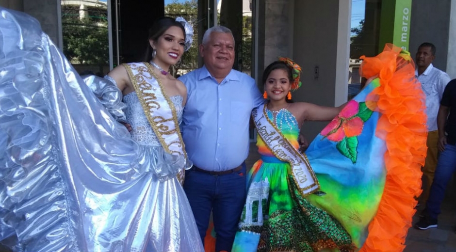 Reinas del Festival Nacional del Caimán y el Alcalde Ciénaga. 