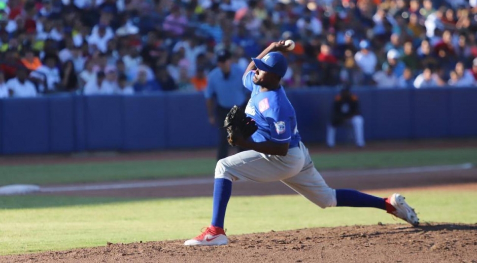 José Almarante, pitcher ganador.