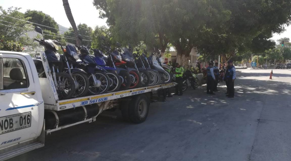 Las motos que incumplan el parrillero de cualquier género serán inmovilizadas.