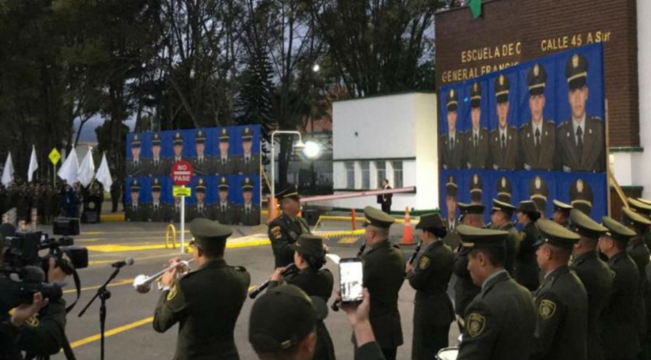 Homenaje a los cadetes fallecidos en el atentado contra la escuela.