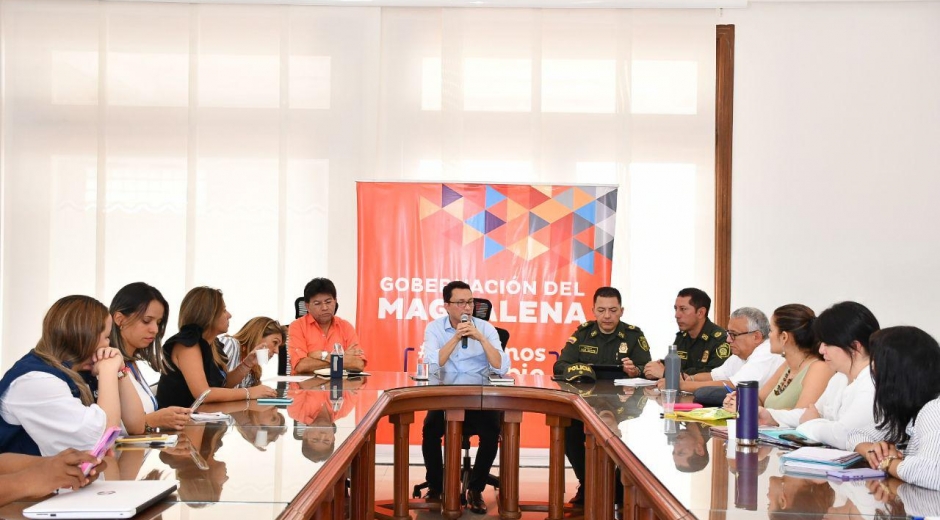 Gobernación del Magdalena La reunión contó con la presencia del gobernador del Magdalena, comandantes de la Policía Metropolitana y funcionarios distritales y departamentales.