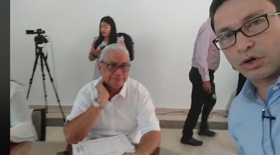 Carlos Caicedo (derecha) instaló el primer comité de seguimiento al PAE, a través de un selfie-streaming.