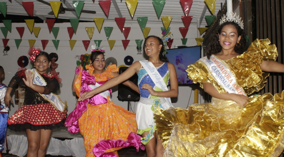 La 'Embajadora Ambiental' en compañìa de las reinas infantiles del Carnaval de Pescaíto.
