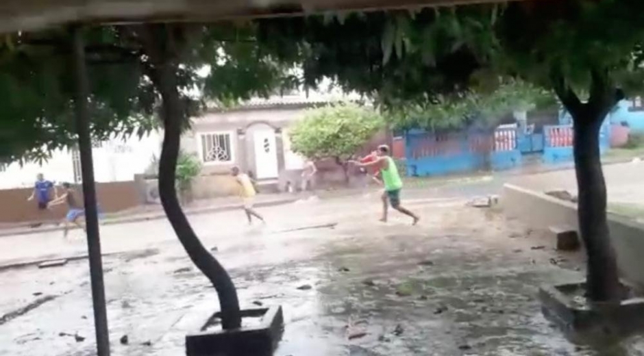 Guerras de pandilla durante las lluvias de este lunes, en Barranquilla.