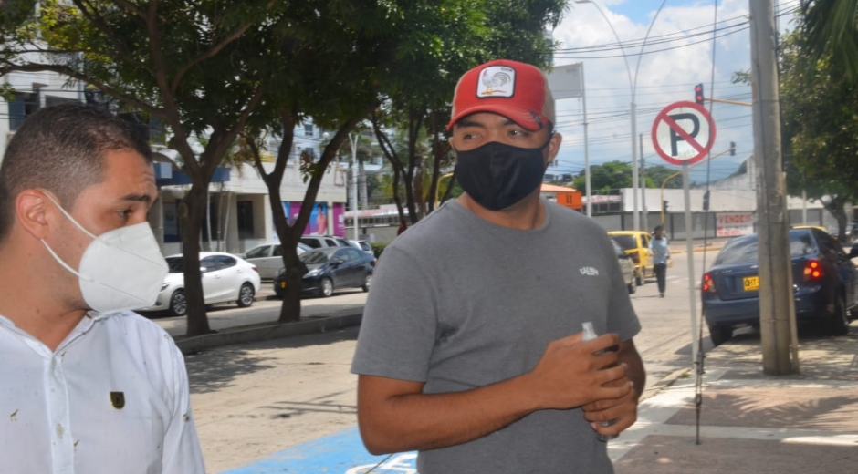 Carlos Hernández (derecha), cuando ingresaba a la Fiscalía, en compañía de su abogado Diego Duque, para entregarse a las autoridades.