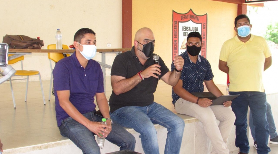 Checho Serrano hablando con la comunidad de campesinos de El Retén.