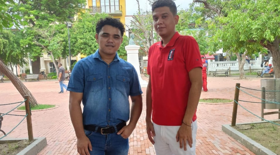 Cristian Marzal y Kainner Baute, estudiantes de décimo semestre de Ingeniería Industrial de la Universidad del Magdalena.