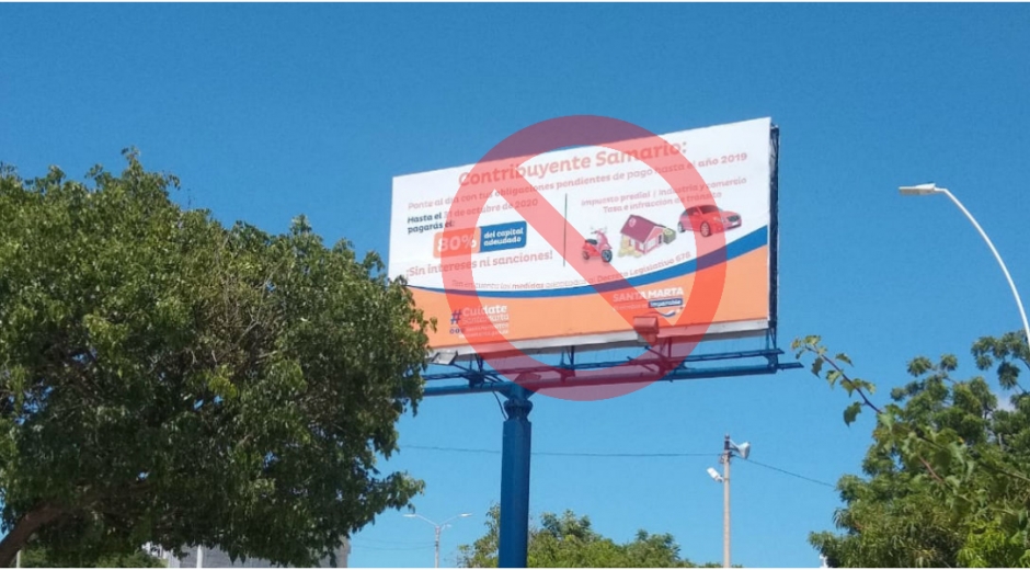 Esta valla publicitaria ubicada cerca al Estadio Eduardo Santos publicita los descuentos que ya no hacen.