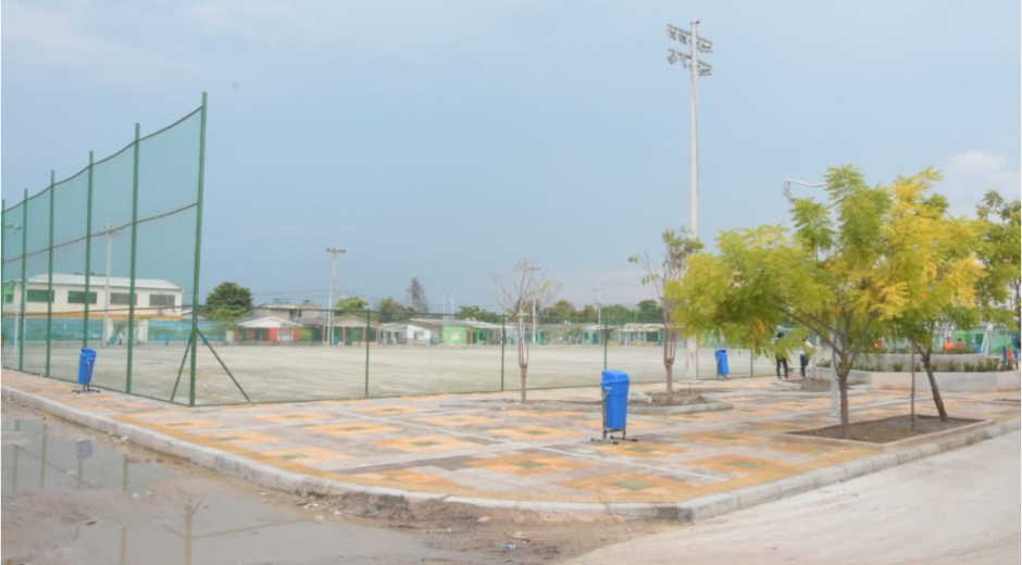 Este proyecto contó con tres fases, la primera de ellas la construcción de vías de acceso en concreto rígido, la edificación del parque Cachimbero y el mejoramiento de la cancha, que ya cuenta con encerramiento y drenaje.