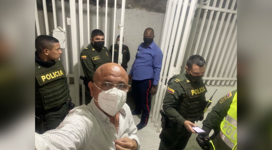 Twitter Víctor Polo, junto a las autoridades, tras la situación irregular que vivió.