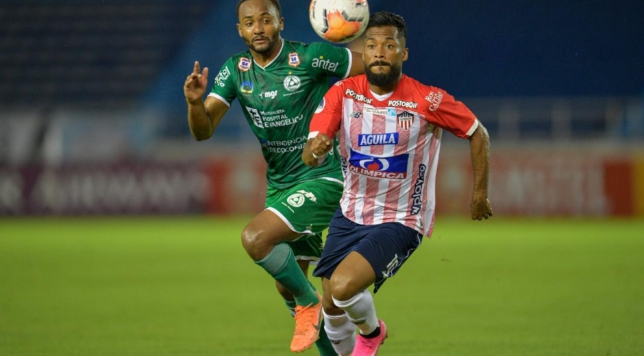 Luis 'Cariaco' González iniciando juego ofensivo ante Plaza Colonia.